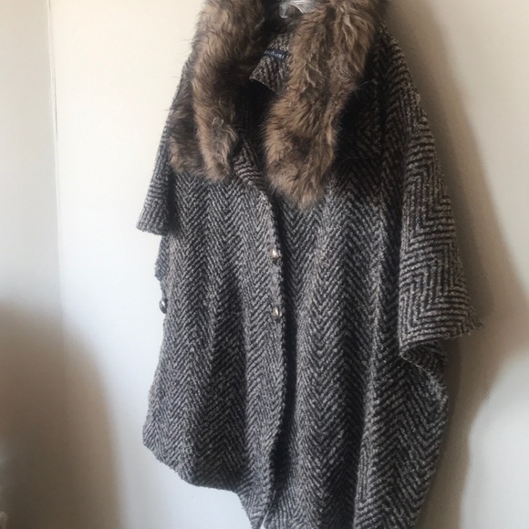Cape Tweed with faux fur collar - Picture 4 of 4